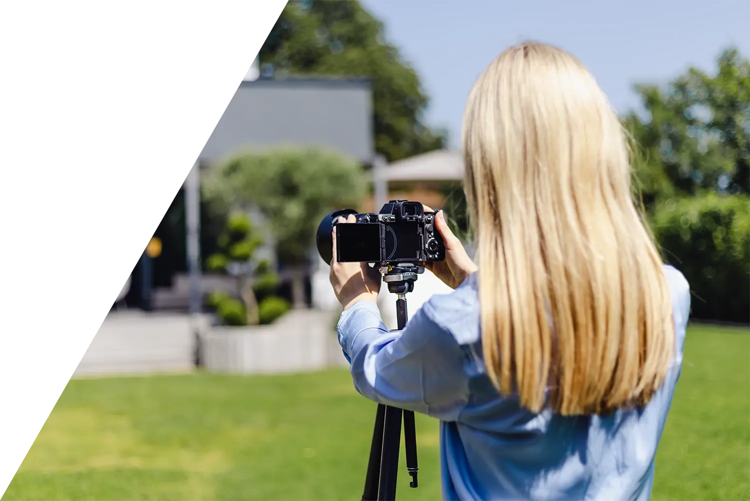 Fotografin erstellt professionelle Außenaufnahmen eines Hauses
